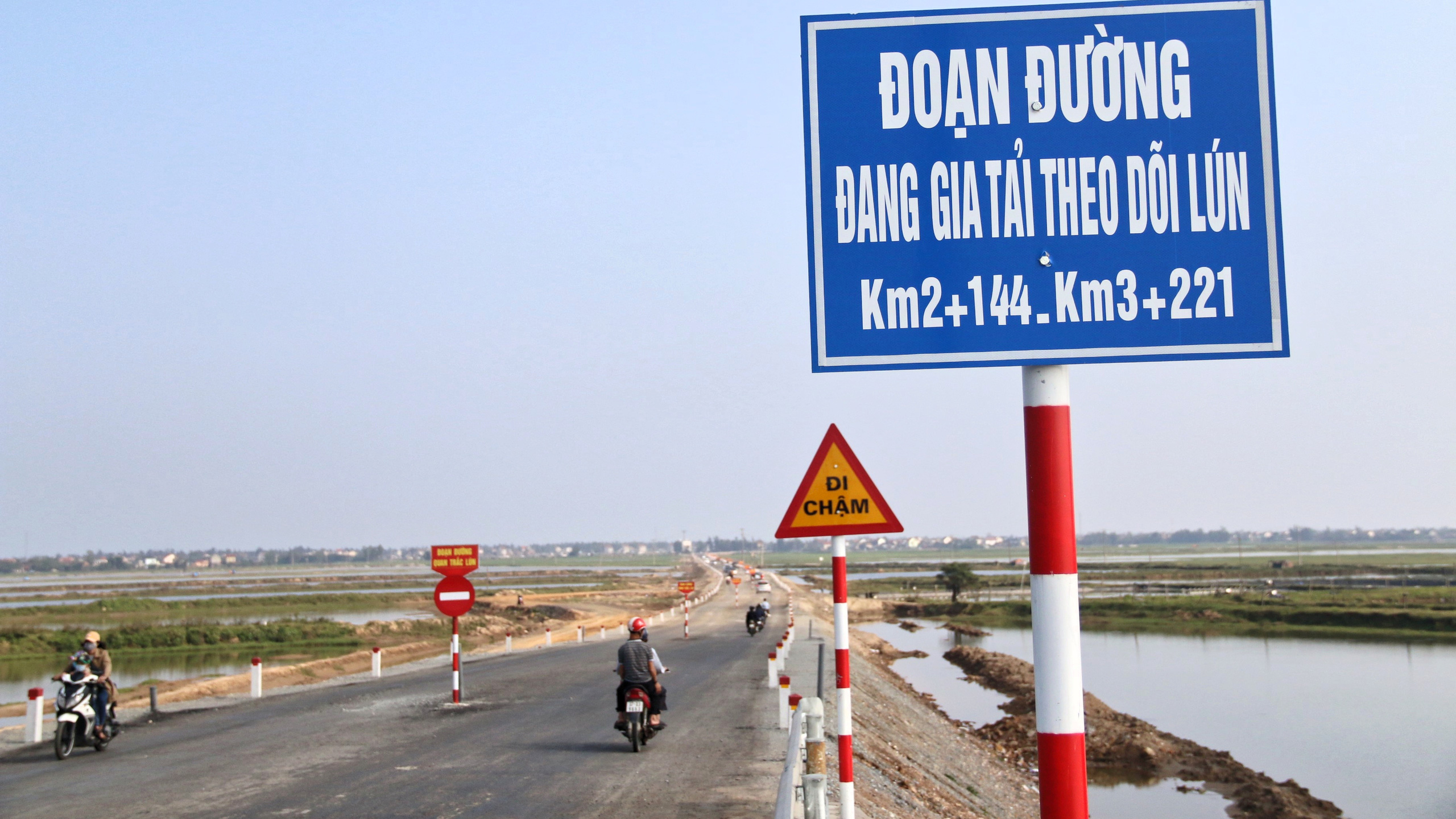Người dân Nghệ An, Hà Tĩnh du xuân trên cầu gần nghìn tỷ vừa thông xe - Ảnh 19. Người dân Nghệ An, Hà Tĩnh du xuân trên cầu gần nghìn tỷ vừa thông xe - Ảnh 19.