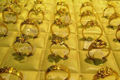 So sánh giá vàng hôm nay 17/3: Giá vàng trong nước cùng lao dốc, chỉ còn hơn 55 triệu đồng/lượng
