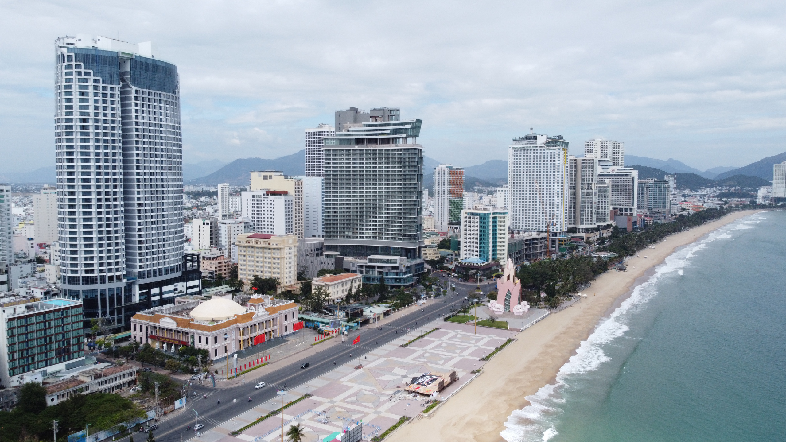 Thứ trưởng Nguyễn Thanh Nghị đề nghị làm rõ mật độ xây dựng, cao tầng trong điều chỉnh quy hoạch TP Nha Trang - Ảnh 1.