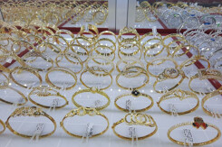 So sánh giá vàng hôm nay 24/3: Đồng loạt giảm, SJC xuống còn 55,5 triệu đồng/lượng