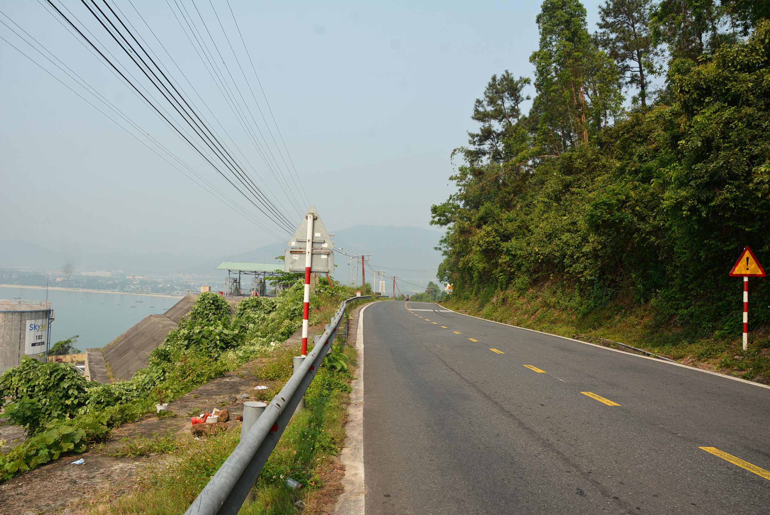 Từ vị trí dự án Làng Vân cách trung tâm TP Đà Nẵng khoảng 12 km, UBND quận Liên Chiểu khoảng 8 km; khu vực dự kiến triển khai Cảng Liên Chiểu 2 km. Từ vị trí dự án Làng Vân cách trung tâm TP Đà Nẵng khoảng 12 km, UBND quận Liên Chiểu khoảng 8 km; khu vực dự kiến triển khai Cảng Liên Chiểu 2 km.
