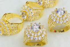 So sánh giá vàng hôm nay 31/3: Vàng trong nước tiếp tục giảm phiên thứ ba liên tiếp