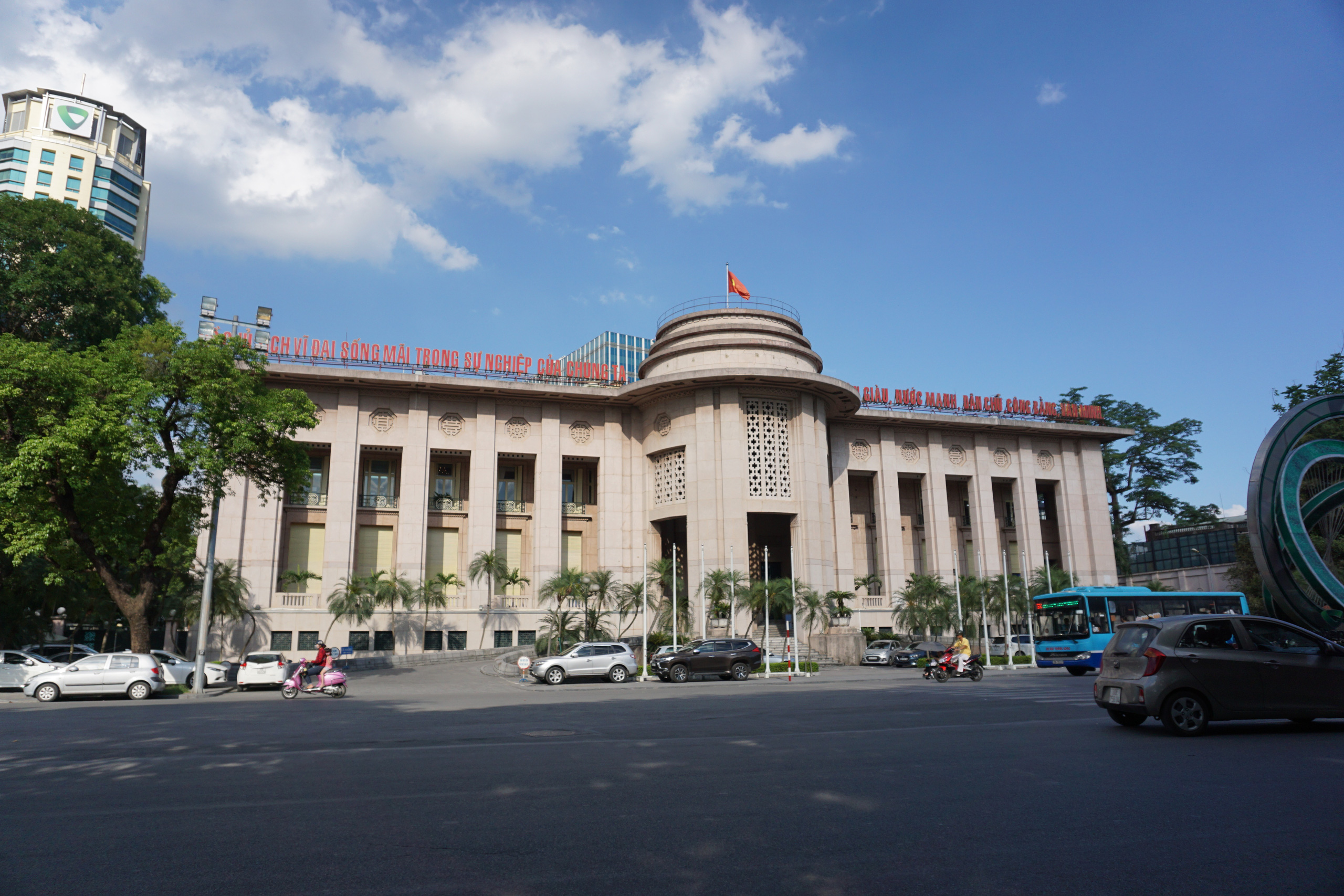 NHNN yêu cầu các ngân hàng tiếp tục giảm lãi suất cho vay - Ảnh 1. NHNN yêu cầu các ngân hàng tiếp tục giảm lãi suất cho vay - Ảnh 1.