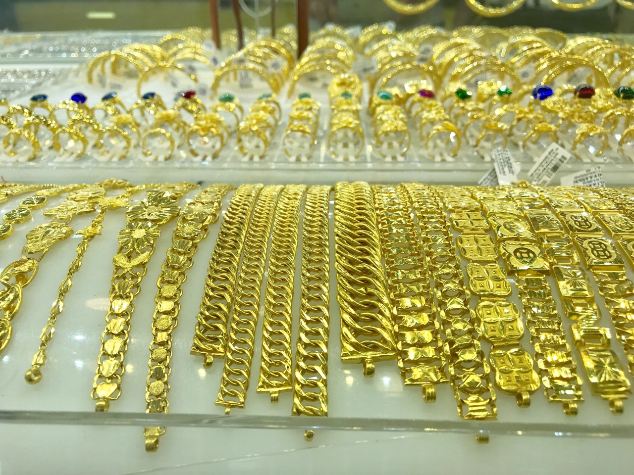 Giá vàng hôm nay 1/4: Đồng loạt tăng mạnh tại các hệ thống - Ảnh 1. Giá vàng hôm nay 1/4: Đồng loạt tăng mạnh tại các hệ thống - Ảnh 1.
