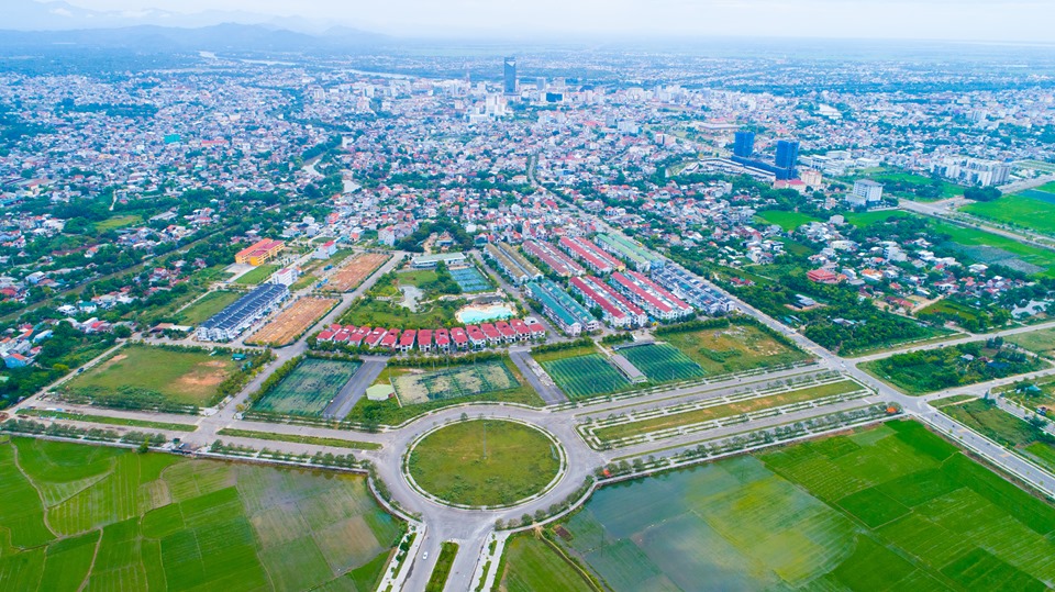 Thừa Thiên Huế sẽ công khai dự án chậm tiến độ, chấn chỉnh, ngăn chặn “cơn sốt đất ảo” - Ảnh 1.