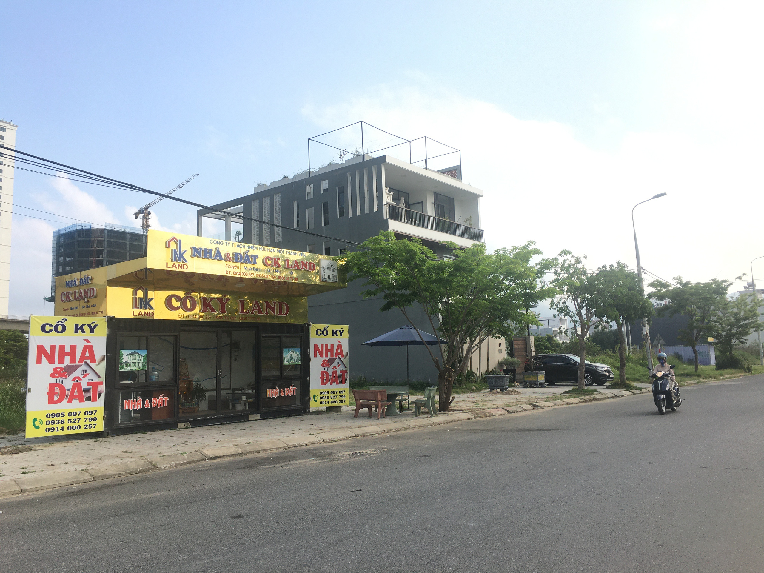 Môi giới Đà Nẵng dựng hàng loạt ki ốt không phép để kinh doanh khi cơn sốt đất diễn ra khắp nơi - Ảnh 10.