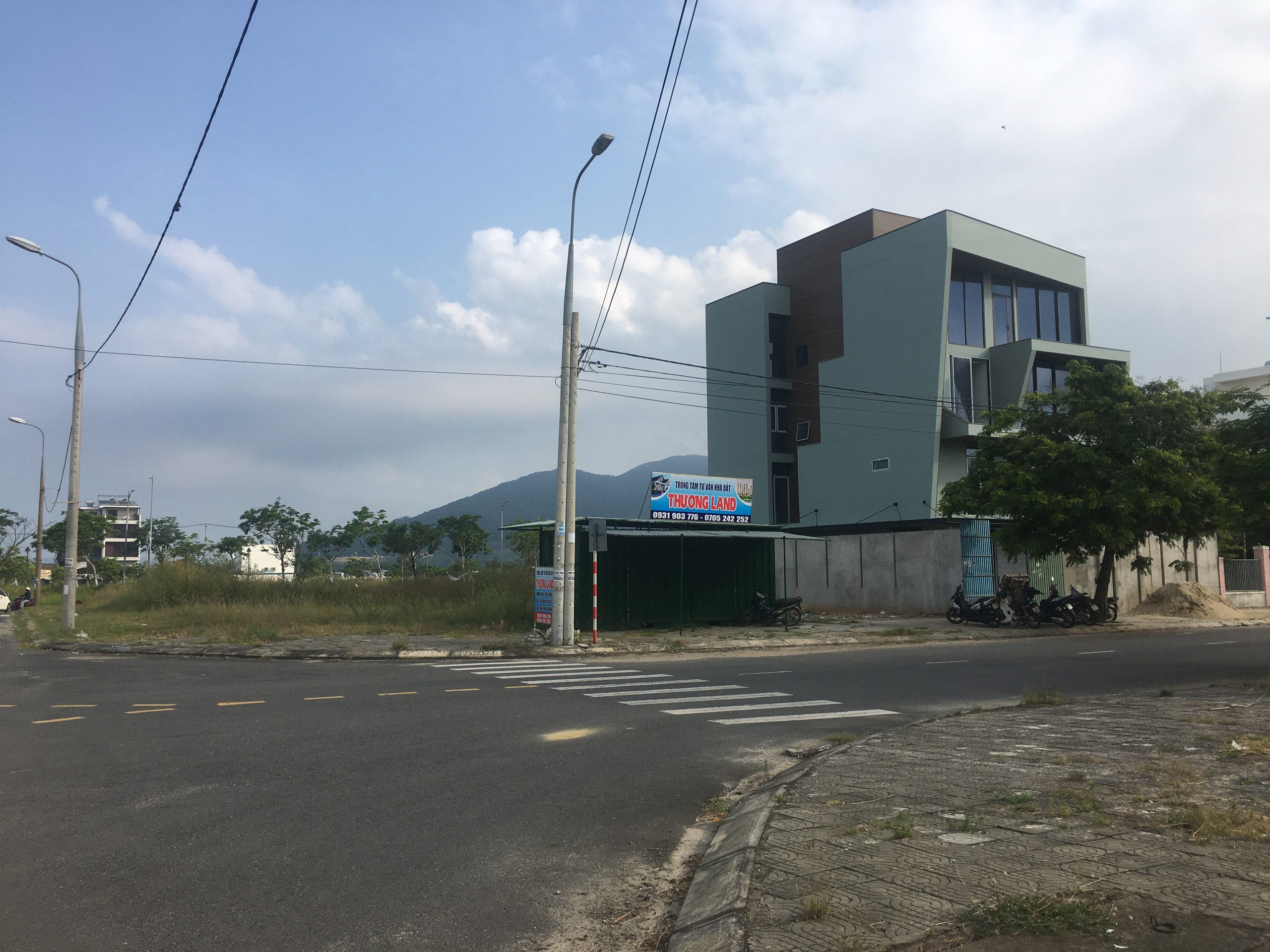 Môi giới Đà Nẵng dựng hàng loạt ki ốt không phép để kinh doanh khi cơn sốt đất diễn ra khắp nơi - Ảnh 13.