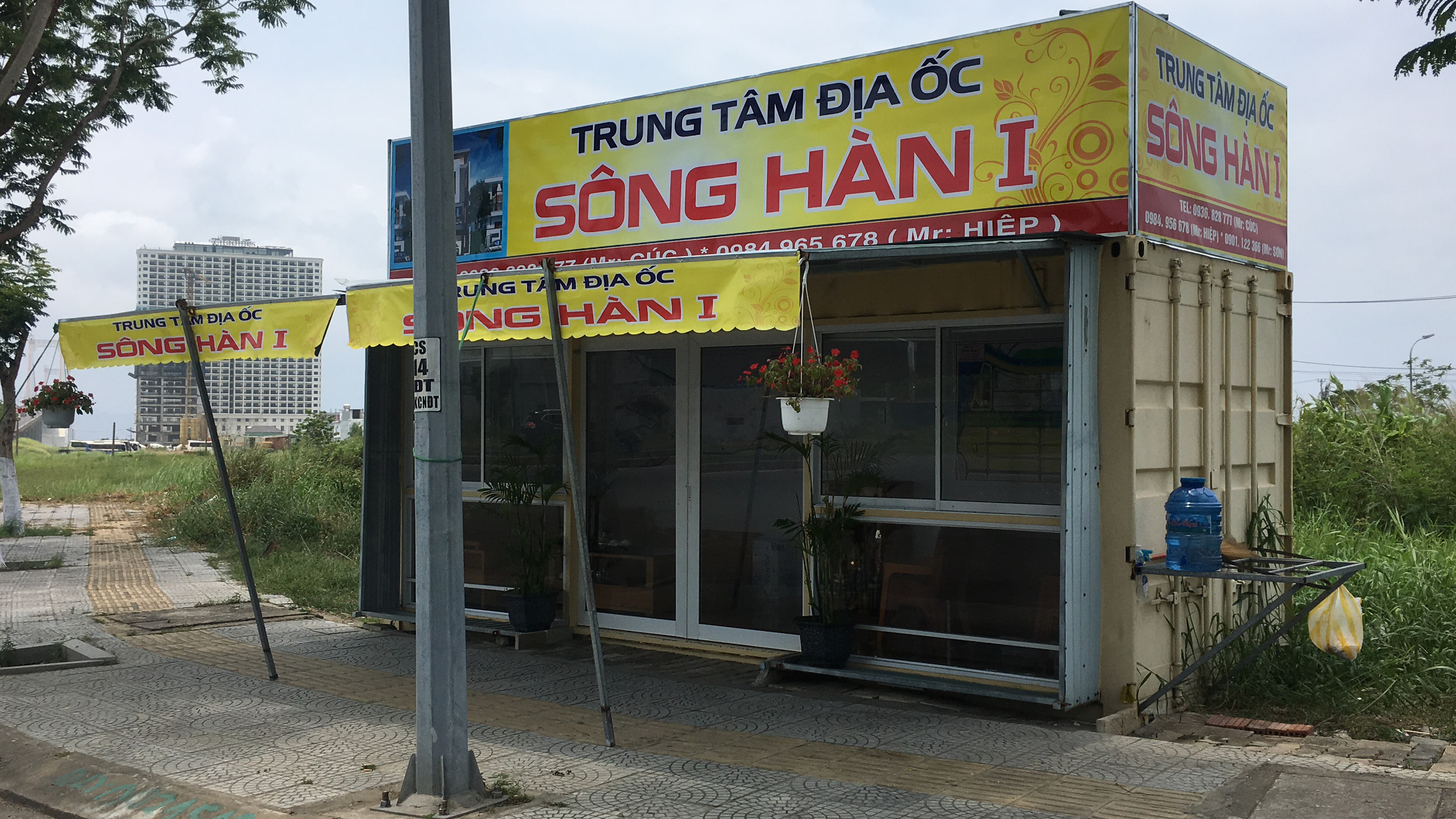 Môi giới Đà Nẵng dựng hàng loạt ki ốt không phép để kinh doanh khi cơn sốt đất diễn ra khắp nơi - Ảnh 12.
