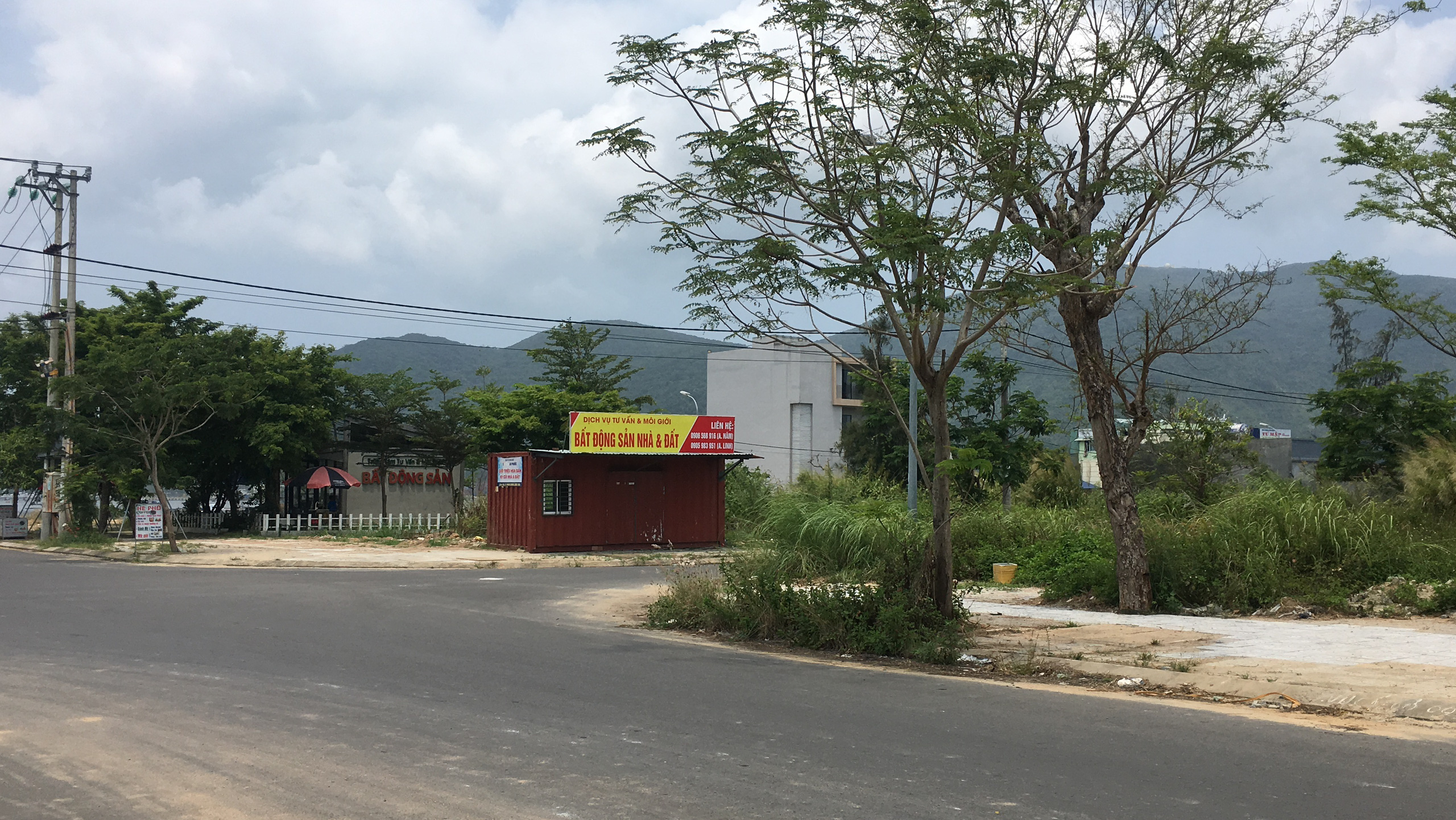 Môi giới Đà Nẵng dựng hàng loạt ki ốt không phép để kinh doanh khi cơn sốt đất diễn ra khắp nơi - Ảnh 11.