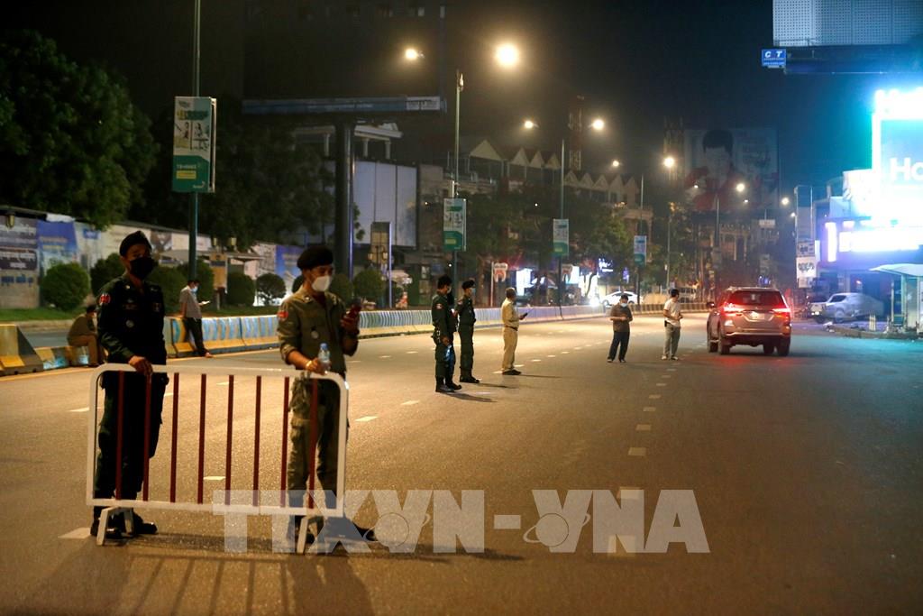 Hình ảnh mới nhất về phong tỏa thủ đô Phnom Penh (Campuchia) do dịch Covid-19 - Ảnh 2.