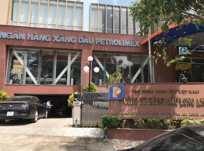 Petrolimex nói gì khi Giám đốc xăng dầu Long An bị bắt vì hành vi kinh doanh xăng giả - Ảnh 1. Petrolimex nói gì khi Giám đốc xăng dầu Long An bị bắt vì hành vi kinh doanh xăng giả - Ảnh 1.