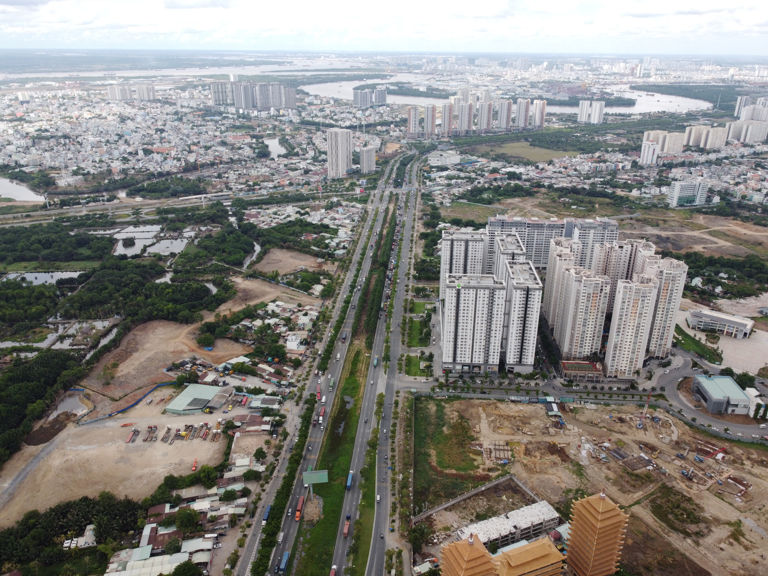 Sốt giá bất động sản: Ngân hàng cần cẩn trọng hơn khi thẩm định cho vay - Ảnh 2. Sốt giá bất động sản: Ngân hàng cần cẩn trọng hơn khi thẩm định cho vay - Ảnh 2.
