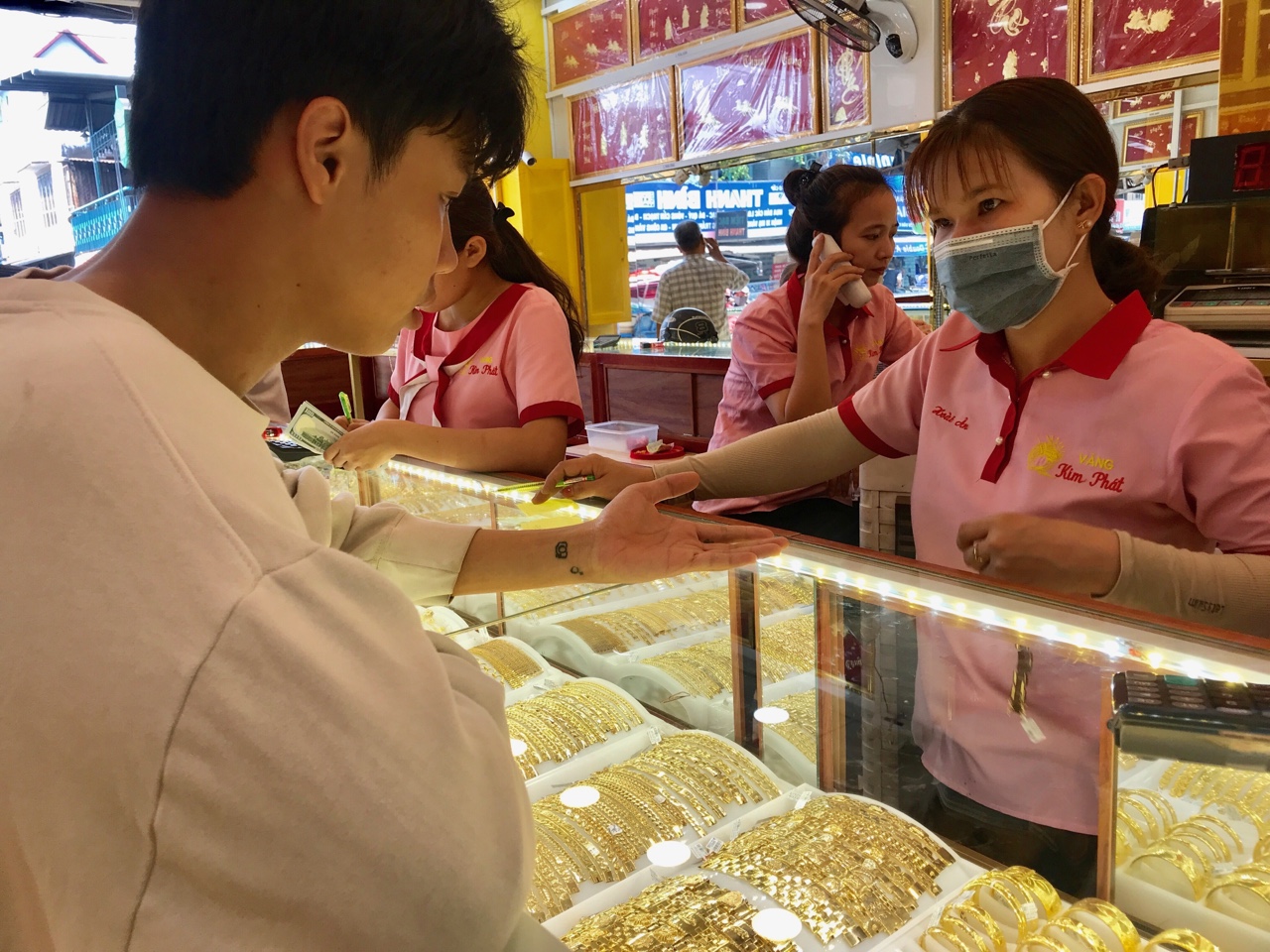 Giá vàng hôm nay 19/4: Mở phiên đầu tuần, SJC bật tăng 350.000 đồng/lượng - Ảnh 1. Giá vàng hôm nay 19/4: Mở phiên đầu tuần, SJC bật tăng 350.000 đồng/lượng - Ảnh 1.
