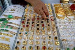So sánh giá vàng hôm nay 23/4: SJC quay đầu giảm 250.000 đồng/lượng
