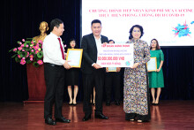 Tập đoàn Hưng Thịnh trao tặng 50 tỷ đồng kinh phí mua vắc xin phòng ngừa COVID-19