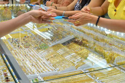 So sánh giá vàng hôm nay 27/4: Giá vàng trong nước tiếp tục suy giảm