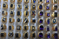 So sánh giá vàng hôm nay 28/4: Tiếp đà giảm, vàng 24K giảm 250.000 đồng/lượng