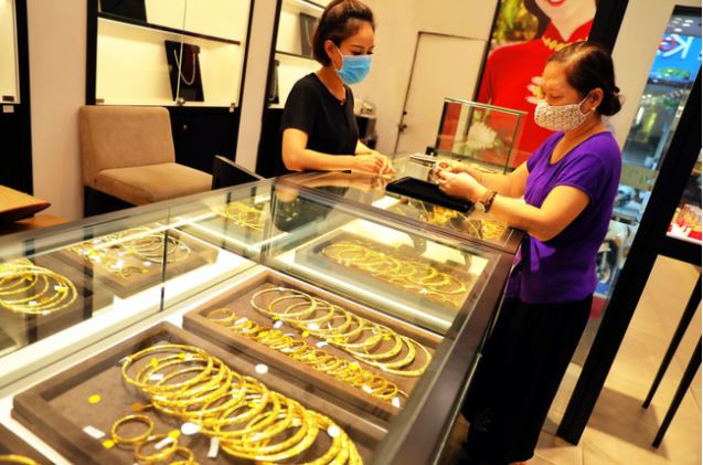 Giá vàng hôm nay 3/4: Chốt phiên cuối tuần, SJC đang tiến sát mốc 56 triệu đồng/lượng - Ảnh 1. Giá vàng hôm nay 3/4: Chốt phiên cuối tuần, SJC đang tiến sát mốc 56 triệu đồng/lượng - Ảnh 1.