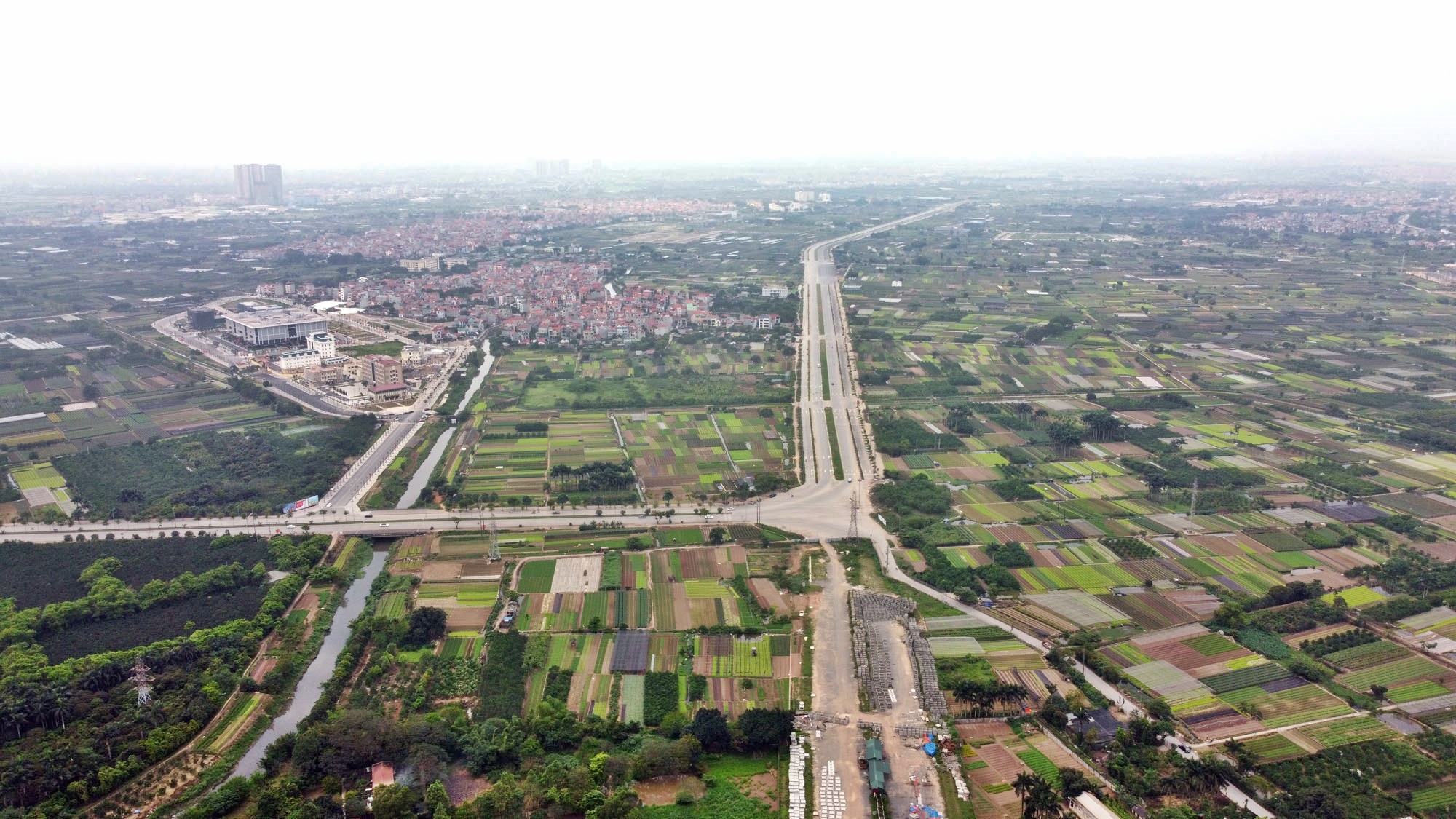 Toàn cảnh đường Tây Thăng Long đang mở theo quy hoạch ở Hà Nội - Ảnh 1. Toàn cảnh đường Tây Thăng Long đang mở theo quy hoạch ở Hà Nội - Ảnh 1.