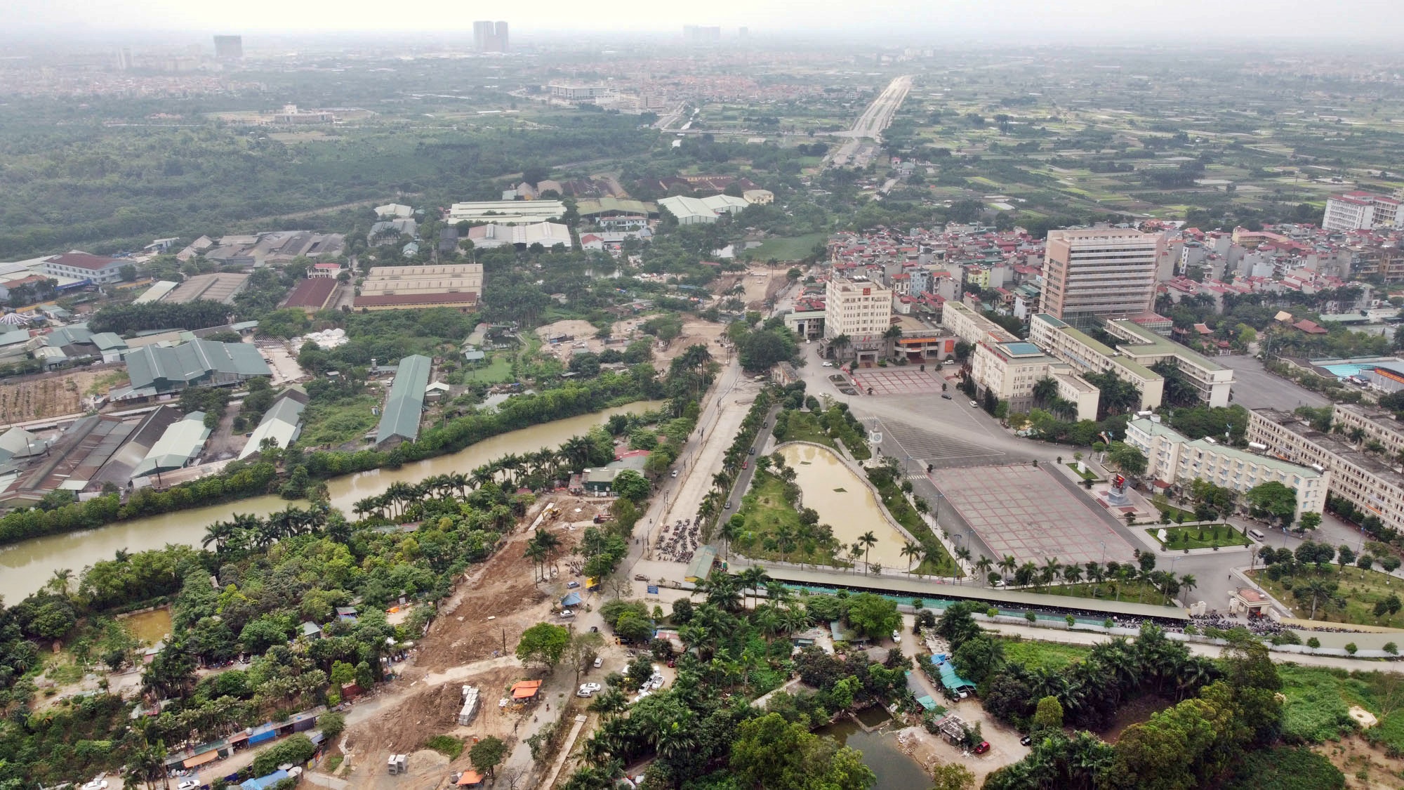 Toàn cảnh đường Tây Thăng Long đang mở theo quy hoạch ở Hà Nội - Ảnh 12. Toàn cảnh đường Tây Thăng Long đang mở theo quy hoạch ở Hà Nội - Ảnh 12.