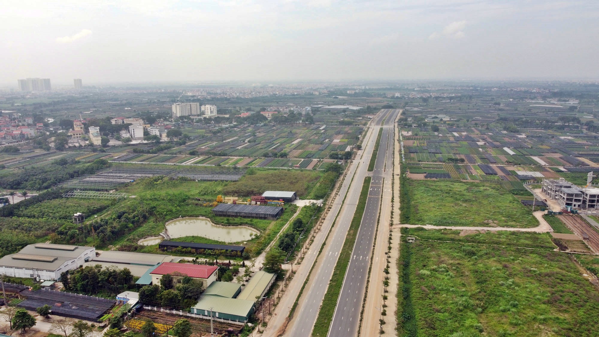 Toàn cảnh đường Tây Thăng Long đang mở theo quy hoạch ở Hà Nội - Ảnh 2. Toàn cảnh đường Tây Thăng Long đang mở theo quy hoạch ở Hà Nội - Ảnh 2.