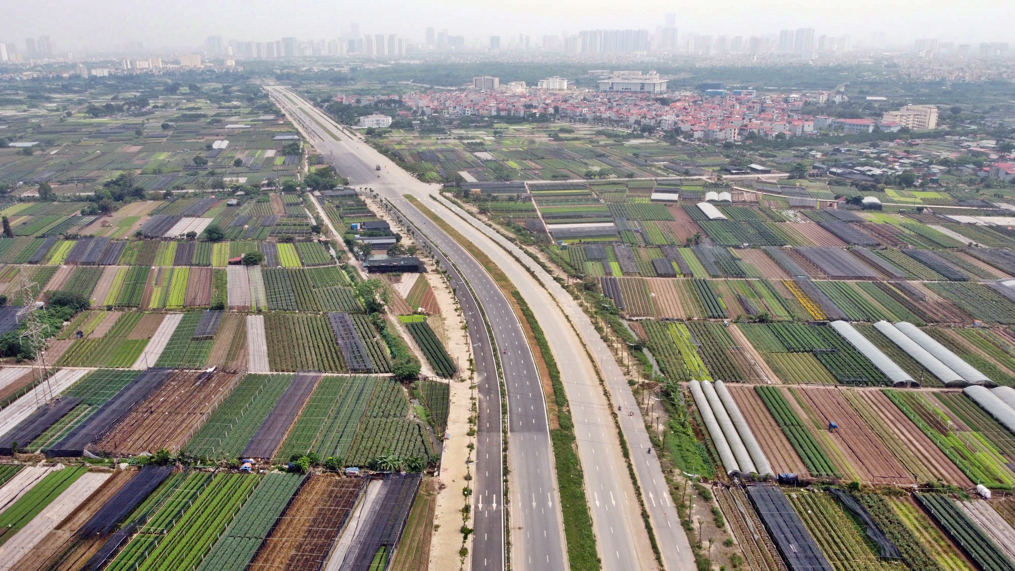 Toàn cảnh đường Tây Thăng Long đang mở theo quy hoạch ở Hà Nội - Ảnh 3. Toàn cảnh đường Tây Thăng Long đang mở theo quy hoạch ở Hà Nội - Ảnh 3.