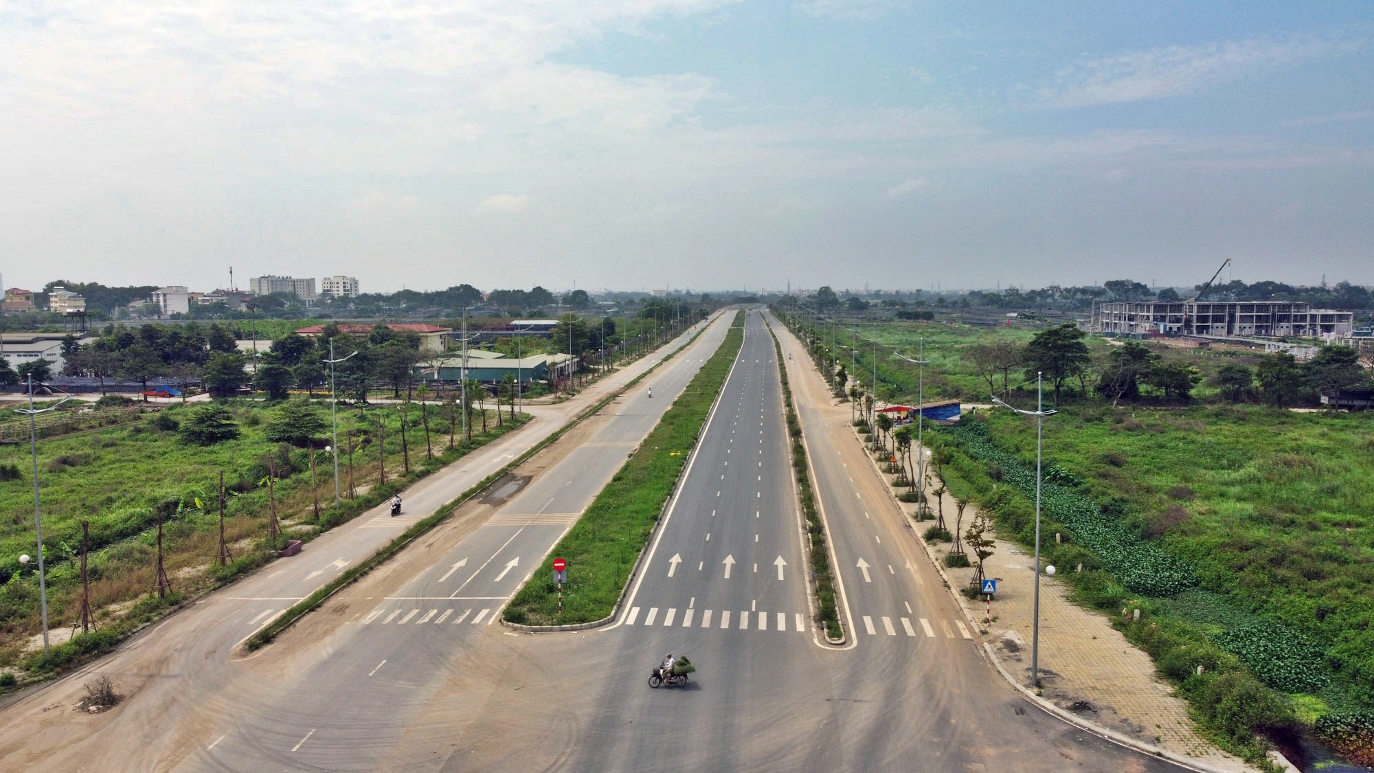 Toàn cảnh đường Tây Thăng Long đang mở theo quy hoạch ở Hà Nội - Ảnh 4. Toàn cảnh đường Tây Thăng Long đang mở theo quy hoạch ở Hà Nội - Ảnh 4.