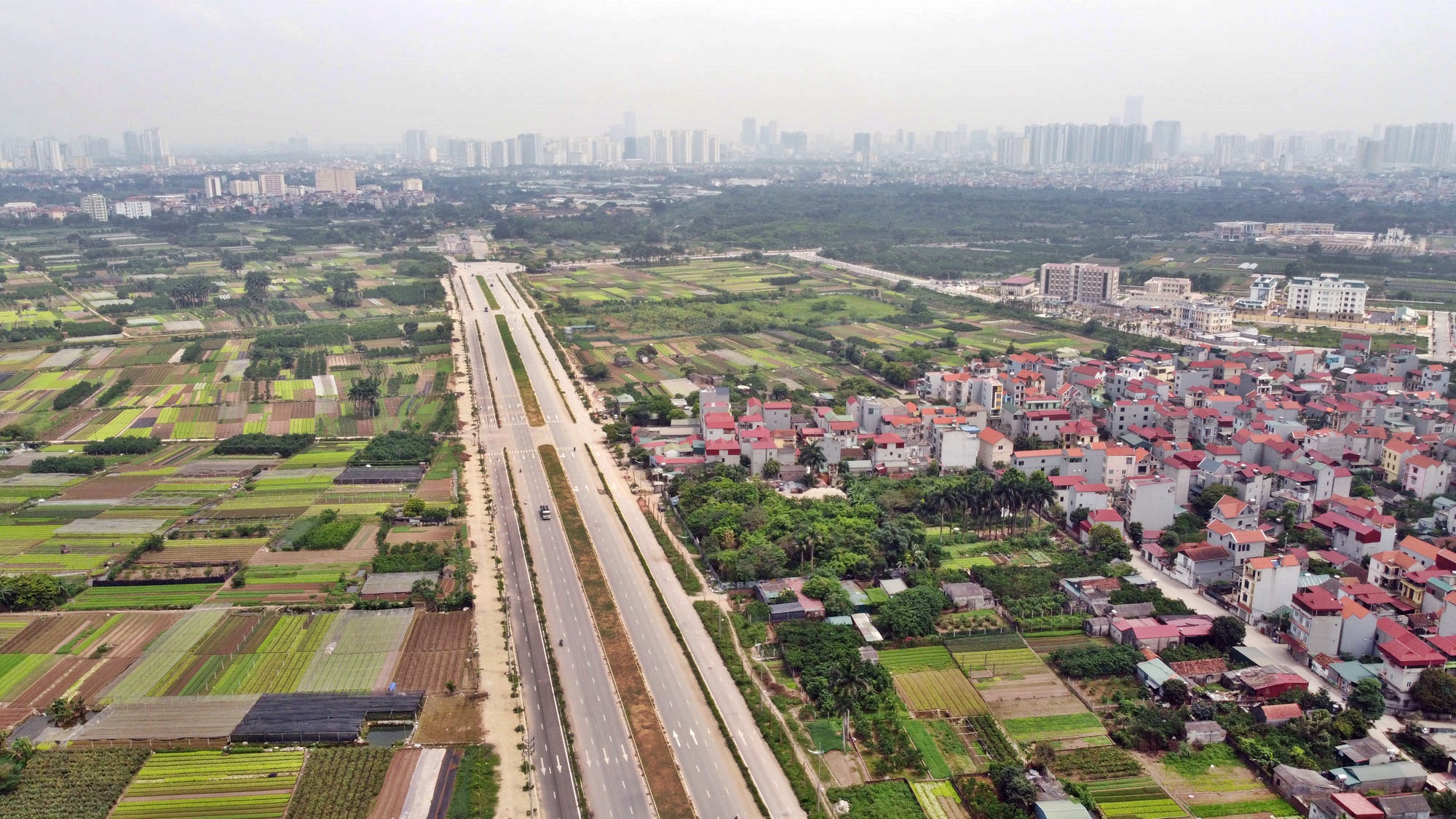 Toàn cảnh đường Tây Thăng Long đang mở theo quy hoạch ở Hà Nội - Ảnh 8. Toàn cảnh đường Tây Thăng Long đang mở theo quy hoạch ở Hà Nội - Ảnh 8.