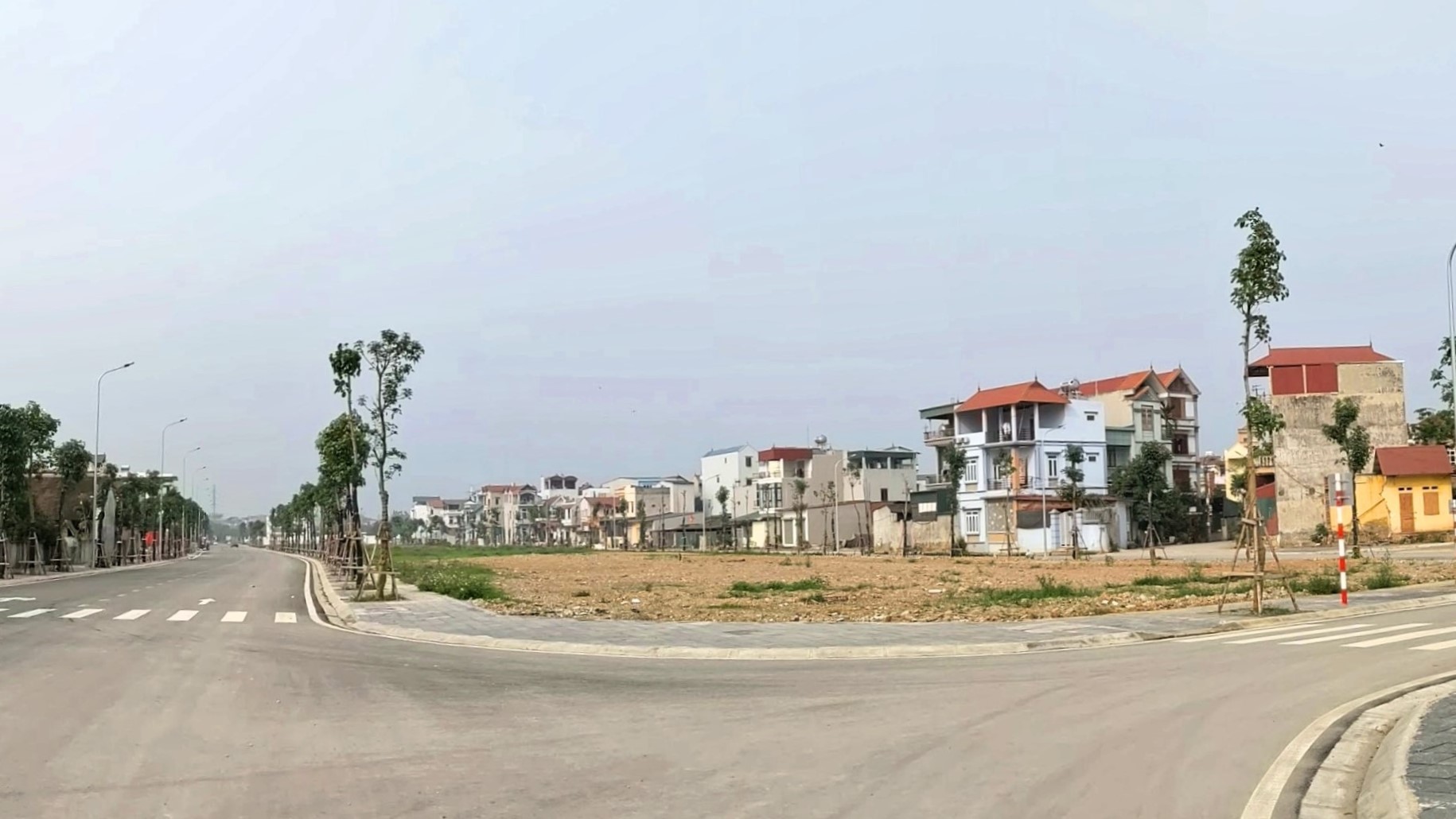 Thị trường căn hộ Hà Nội ảm đạm, nhà đầu tư chuyển hướng đất nền và nhà liền thổ - Ảnh 2.