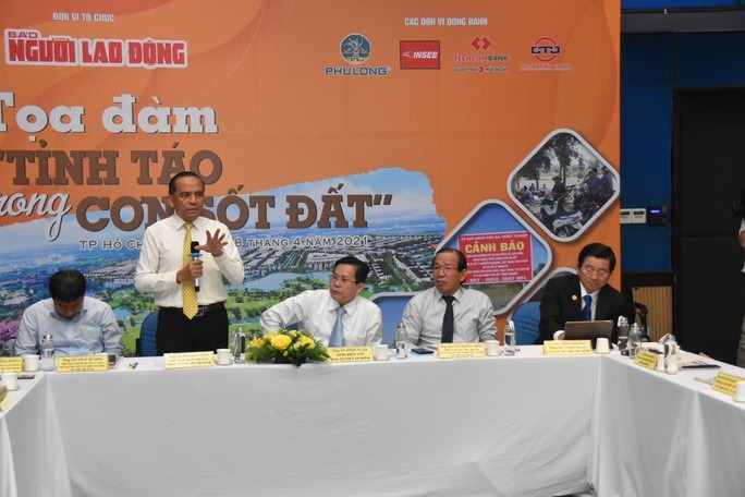 Một nhóm người kiếm lời qua cơn sốt đất - Ảnh 2.