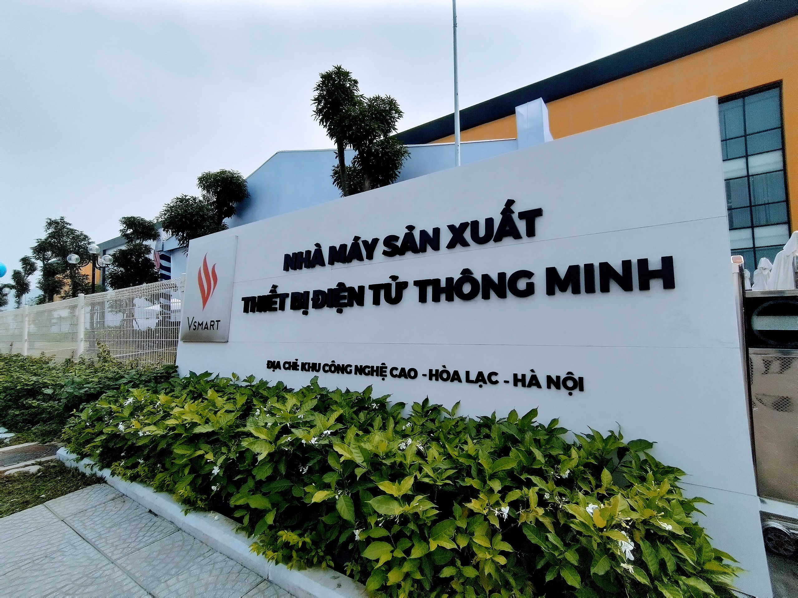 Sếp Vingroup lần đầu lên tiếng về việc dừng sản xuất smartphone: Quyết định này không bất ngờ - Ảnh 2. Sếp Vingroup lần đầu lên tiếng về việc dừng sản xuất smartphone: Quyết định này không bất ngờ - Ảnh 2.