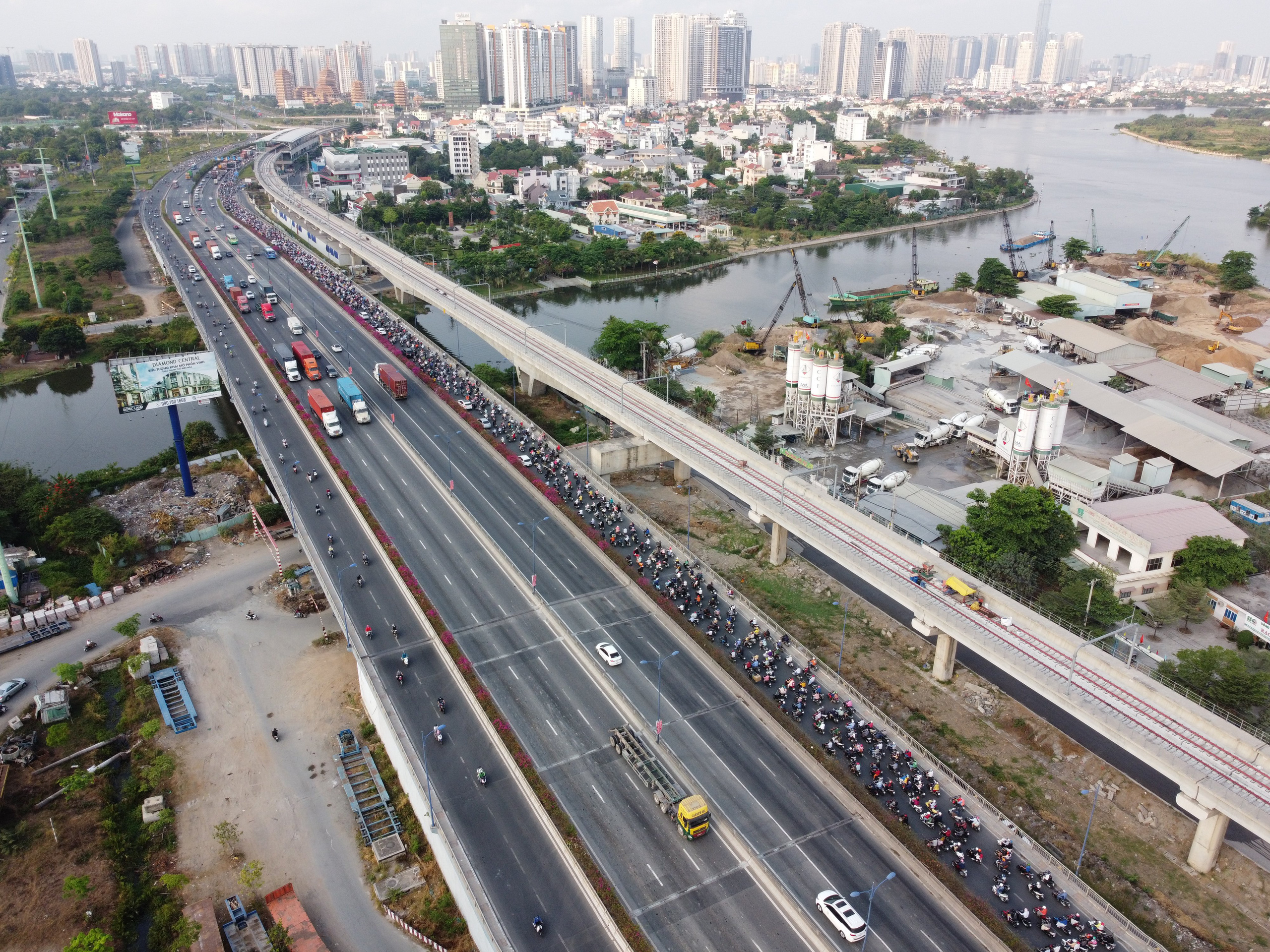 Cận cảnh tuyến đường sắt metro Bến Thành - Suối Tiên trước ngày đón đoàn tàu số 2 và 3 - Ảnh 7. Cận cảnh tuyến đường sắt metro Bến Thành - Suối Tiên trước ngày đón đoàn tàu số 2 và 3 - Ảnh 7.
