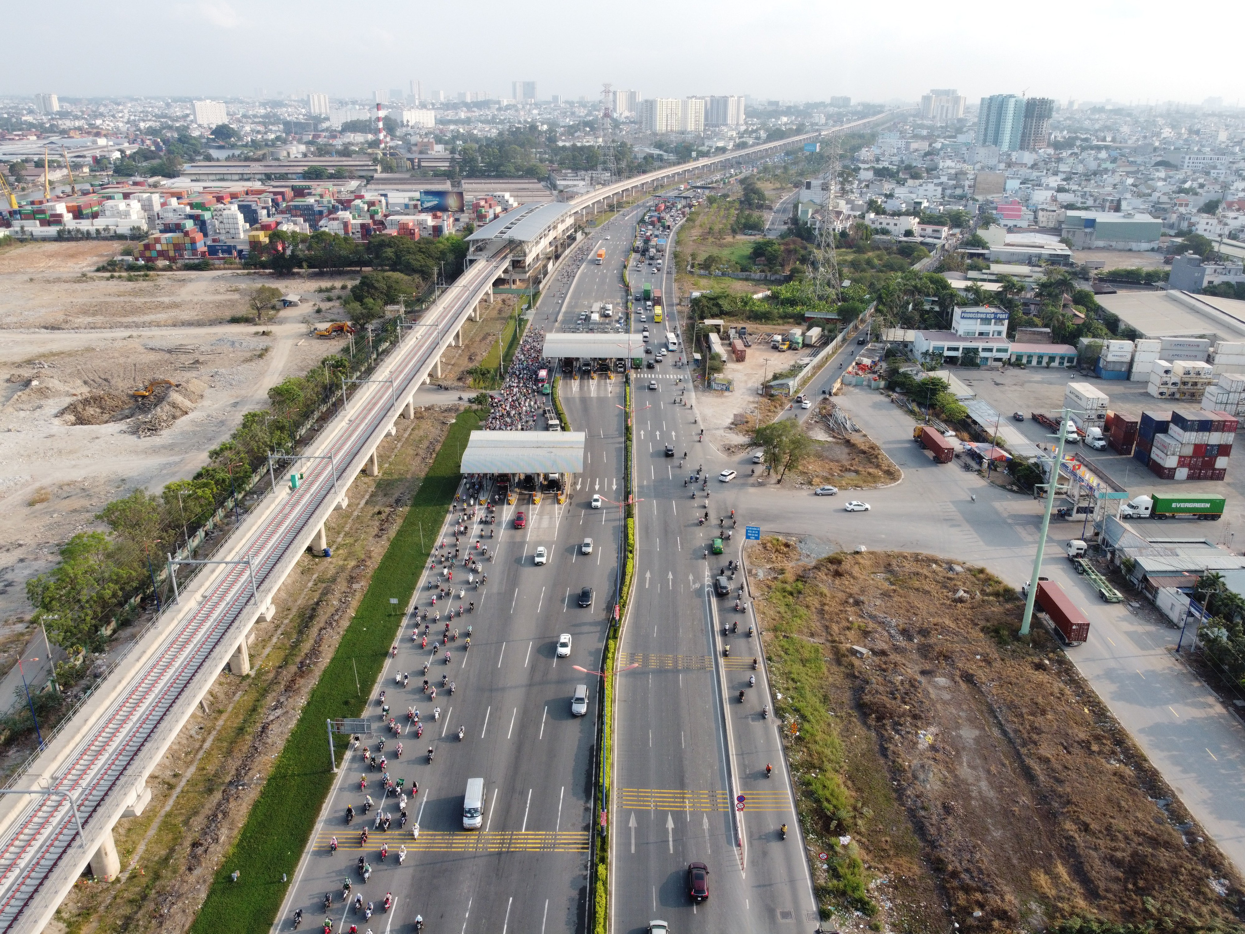 Cận cảnh tuyến đường sắt metro Bến Thành - Suối Tiên trước ngày đón đoàn tàu số 2 và 3 - Ảnh 8. Cận cảnh tuyến đường sắt metro Bến Thành - Suối Tiên trước ngày đón đoàn tàu số 2 và 3 - Ảnh 8.