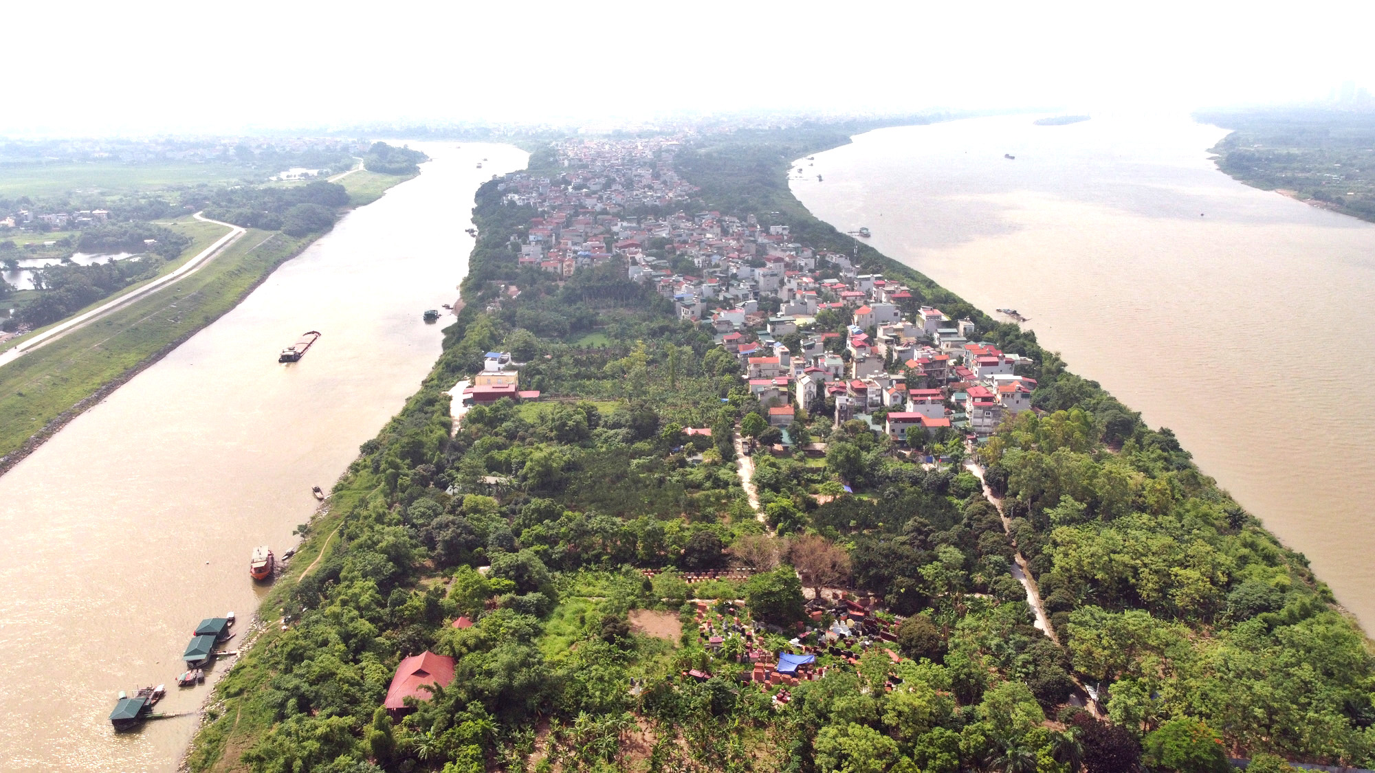 Cận cảnh những 'bán đảo' ngay giữa trung tâm Hà Nội - Ảnh 2. Cận cảnh những 'bán đảo' ngay giữa trung tâm Hà Nội - Ảnh 2.