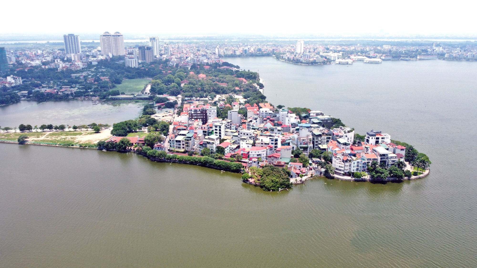 Cận cảnh những 'bán đảo' ngay giữa trung tâm Hà Nội - Ảnh 20. Cận cảnh những 'bán đảo' ngay giữa trung tâm Hà Nội - Ảnh 20.