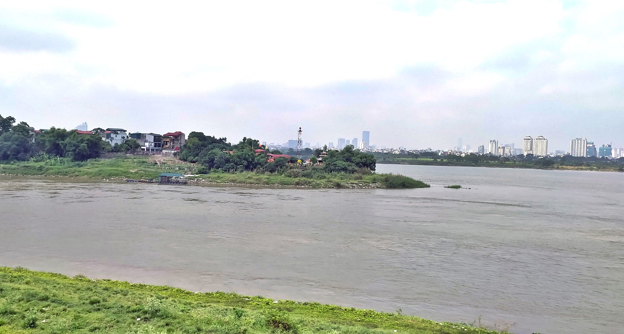 Cận cảnh những 'bán đảo' ngay giữa trung tâm Hà Nội - Ảnh 3. Cận cảnh những 'bán đảo' ngay giữa trung tâm Hà Nội - Ảnh 3.