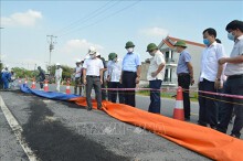 Khẩn cấp khắc phục sự cố nứt đê hữu Hồng