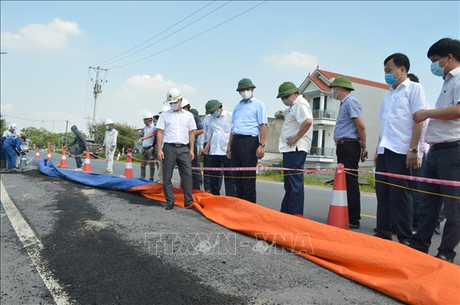 Khẩn cấp khắc phục sự cố nứt đê hữu Hồng - Ảnh 1. Khẩn cấp khắc phục sự cố nứt đê hữu Hồng - Ảnh 1.