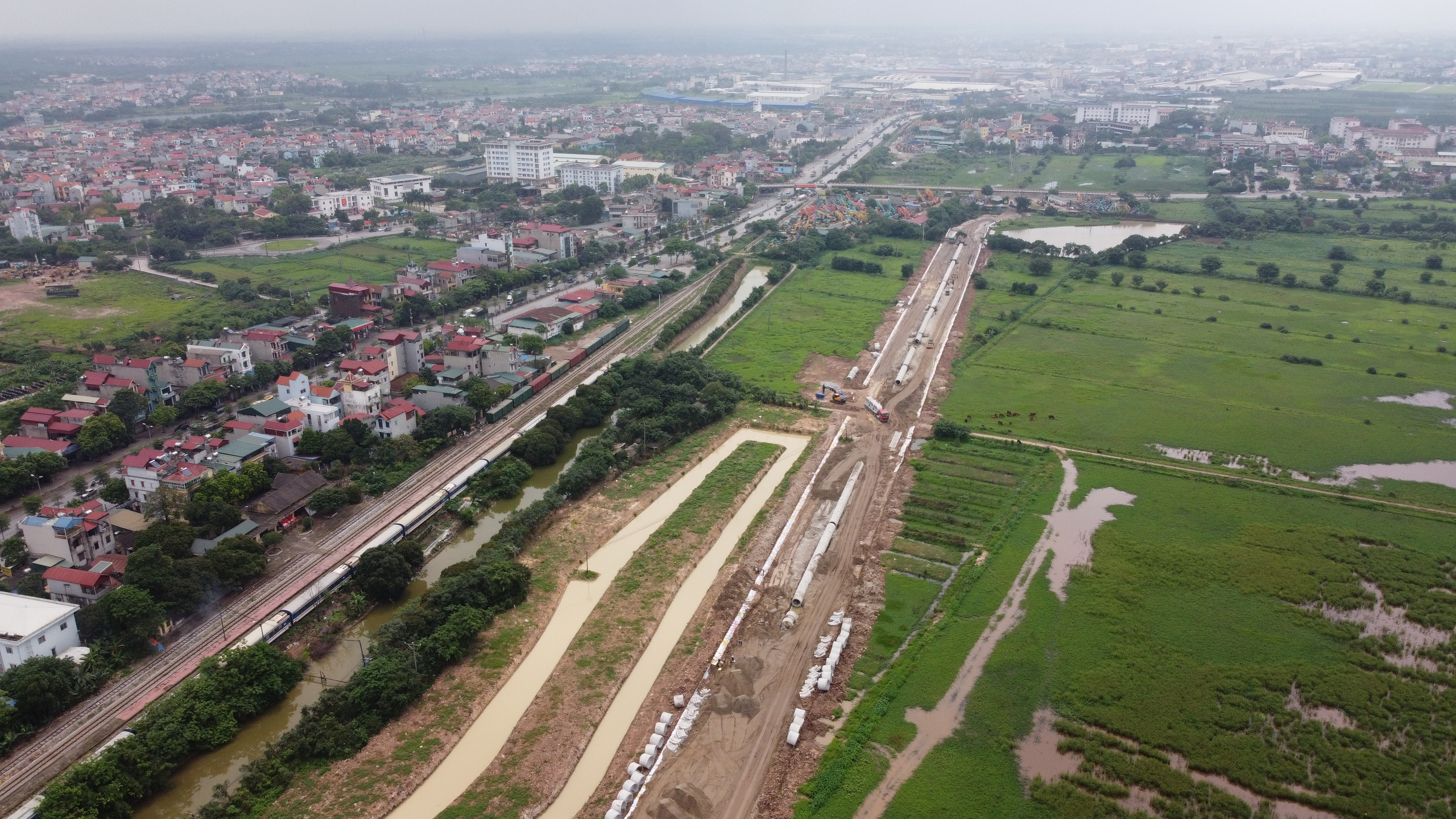 Làm đường gom phía Nam đường sắt qua huyện Kim Thành, Hải Dương - Ảnh 1. Làm đường gom phía Nam đường sắt qua huyện Kim Thành, Hải Dương - Ảnh 1.