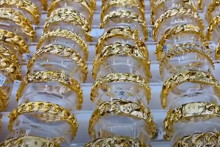 So sánh giá vàng hôm nay 15/5: Vàng SJC bật tăng 300.000 đồng/lượng phiên cuối tuần