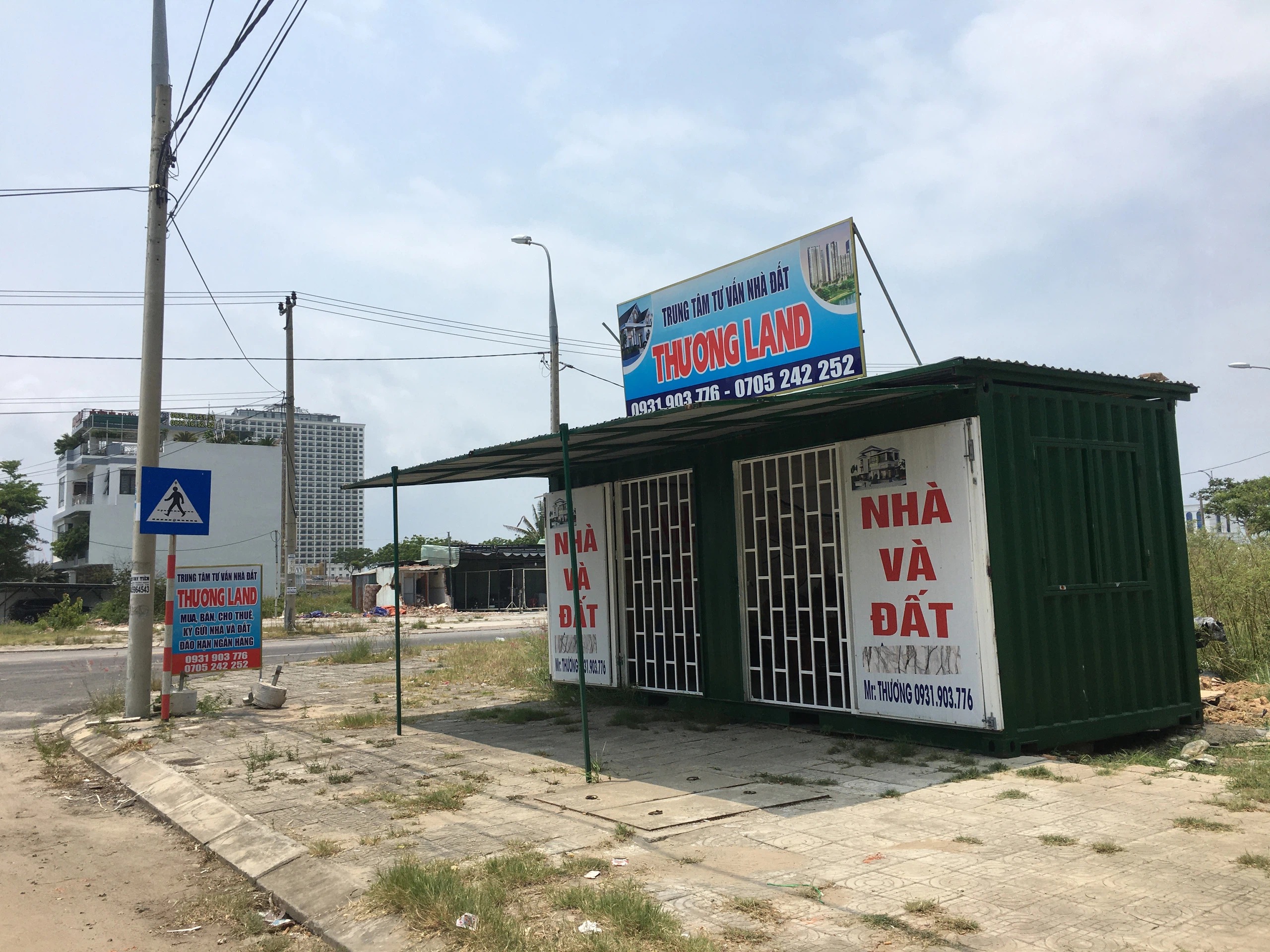 Trở lại nơi sốt đất ở Đà Nẵng, hàng loạt ki ốt bị dẹp bỏ, các dự án không bóng người - Ảnh 2. Trở lại nơi sốt đất ở Đà Nẵng, hàng loạt ki ốt bị dẹp bỏ, các dự án không bóng người - Ảnh 2.