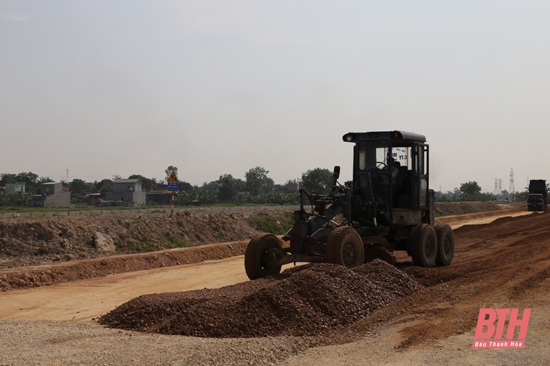 Bảo đảm tiến độ thi công Dự án đường giao thông từ TP Thanh Hóa đi Cảng hàng không Thọ Xuân - Ảnh 2. Bảo đảm tiến độ thi công Dự án đường giao thông từ TP Thanh Hóa đi Cảng hàng không Thọ Xuân - Ảnh 2.