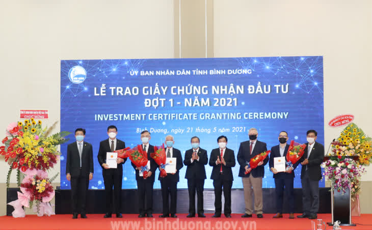 Bình Dương trao giấy chứng nhận cho 5 dự án FDI gần 1 tỷ USD - Ảnh 1.