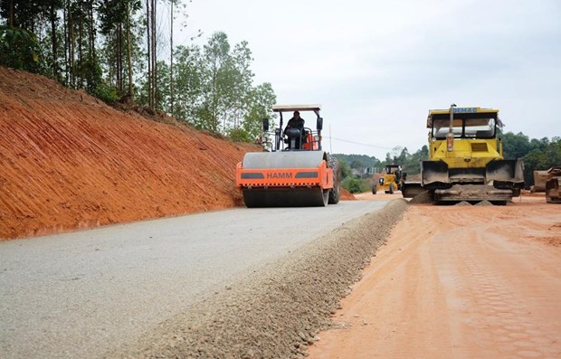 Xử lý các nhà thầu vi phạm tiến độ cao tốc đoạn Cam Lộ - La Sơn - Ảnh 1.