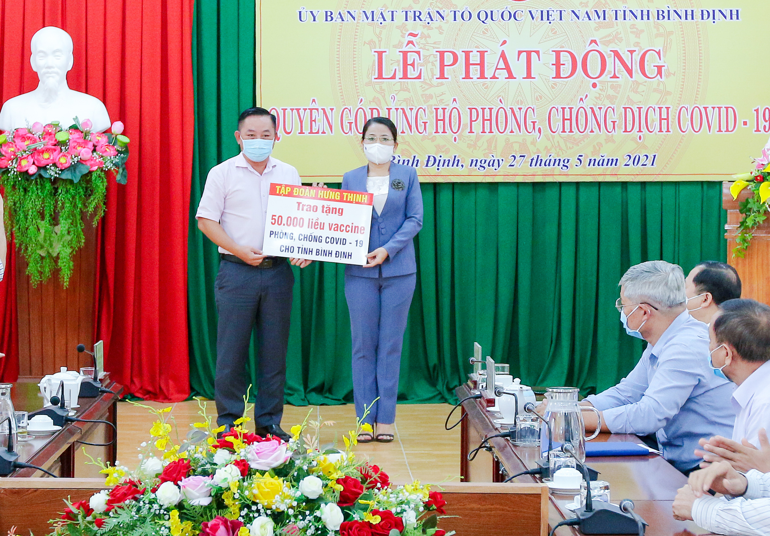 Tập đoàn Hưng Thịnh tặng 50.000 liều vắc xin phòng, chống COVID-19 cho tỉnh Bình Định - Ảnh 2. Tập đoàn Hưng Thịnh tặng 50.000 liều vắc xin phòng, chống COVID-19 cho tỉnh Bình Định - Ảnh 2.