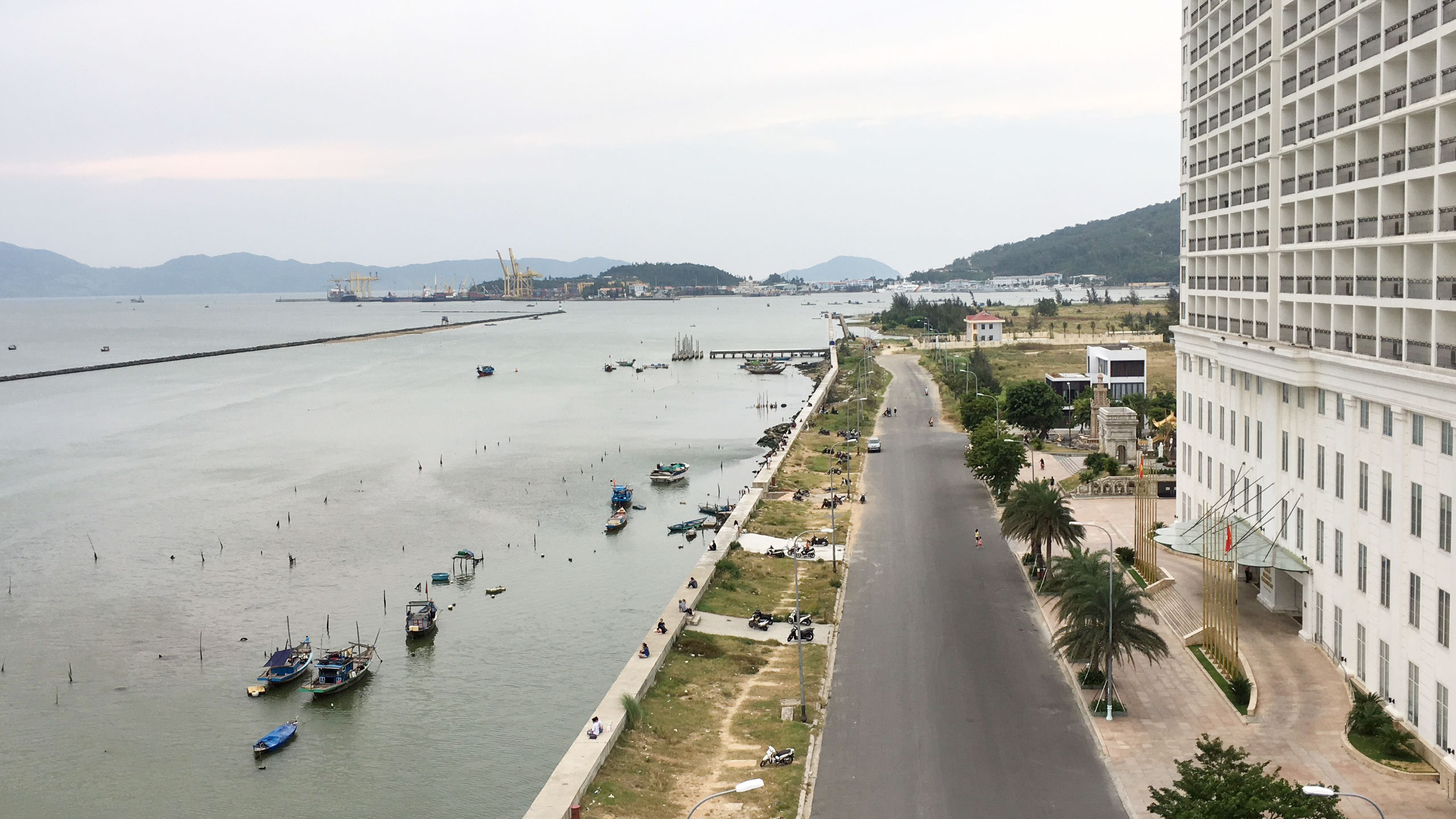 Sau 3 năm điều chỉnh quy hoạch, siêu dự án Kim Long Ocean ở Đà Nẵng đang là bãi đất trống - Ảnh 3. Sau 3 năm điều chỉnh quy hoạch, siêu dự án Kim Long Ocean ở Đà Nẵng đang là bãi đất trống - Ảnh 3.
