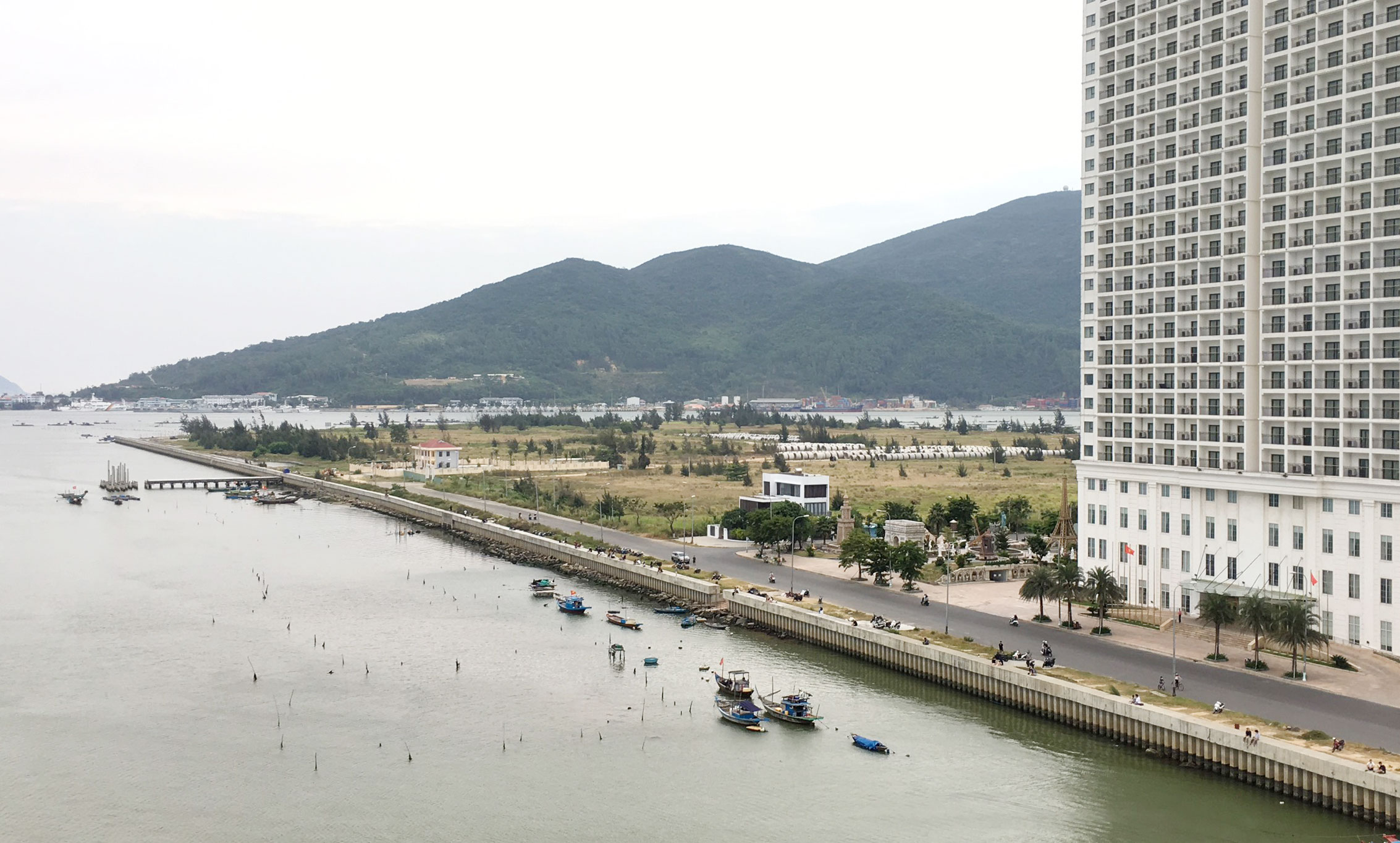 Sau 3 năm điều chỉnh quy hoạch, siêu dự án Kim Long Ocean ở Đà Nẵng đang là bãi đất trống - Ảnh 4. Sau 3 năm điều chỉnh quy hoạch, siêu dự án Kim Long Ocean ở Đà Nẵng đang là bãi đất trống - Ảnh 4.