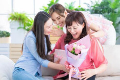 Tặng gì cho mẹ nhân Ngày của Mẹ: Top 5 món quà ấn tượng và ý nghĩa