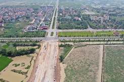 Toàn cảnh đường từ trung tâm hành chính huyện Mê Linh đến gần Văn Khê đang mở theo quy hoạch ở Hà Nội