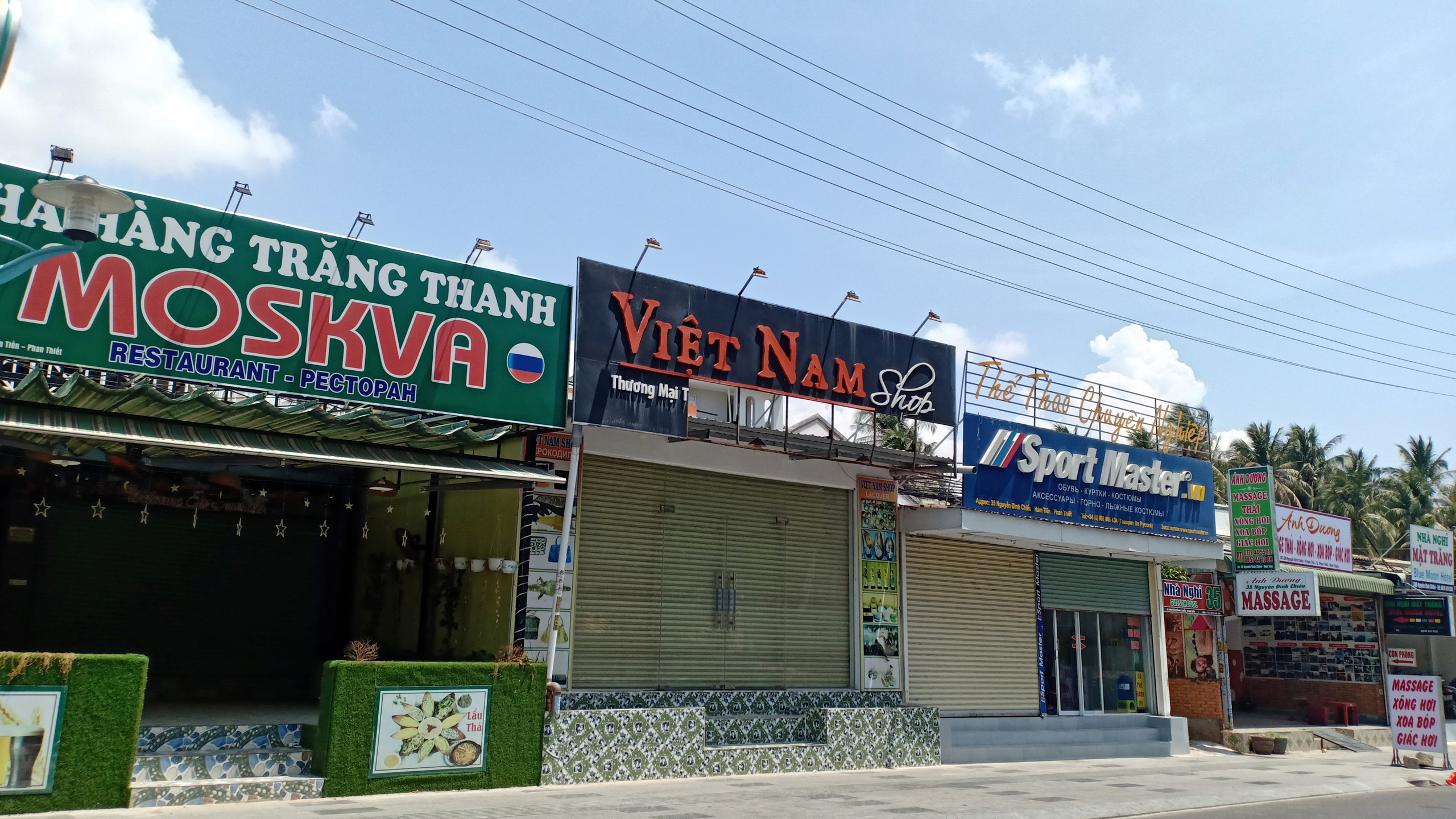 Hàng quán dọc biển Mũi Né đồng loạt 'cửa đóng then cài' - Ảnh 13. Hàng quán dọc biển Mũi Né đồng loạt 'cửa đóng then cài' - Ảnh 13.